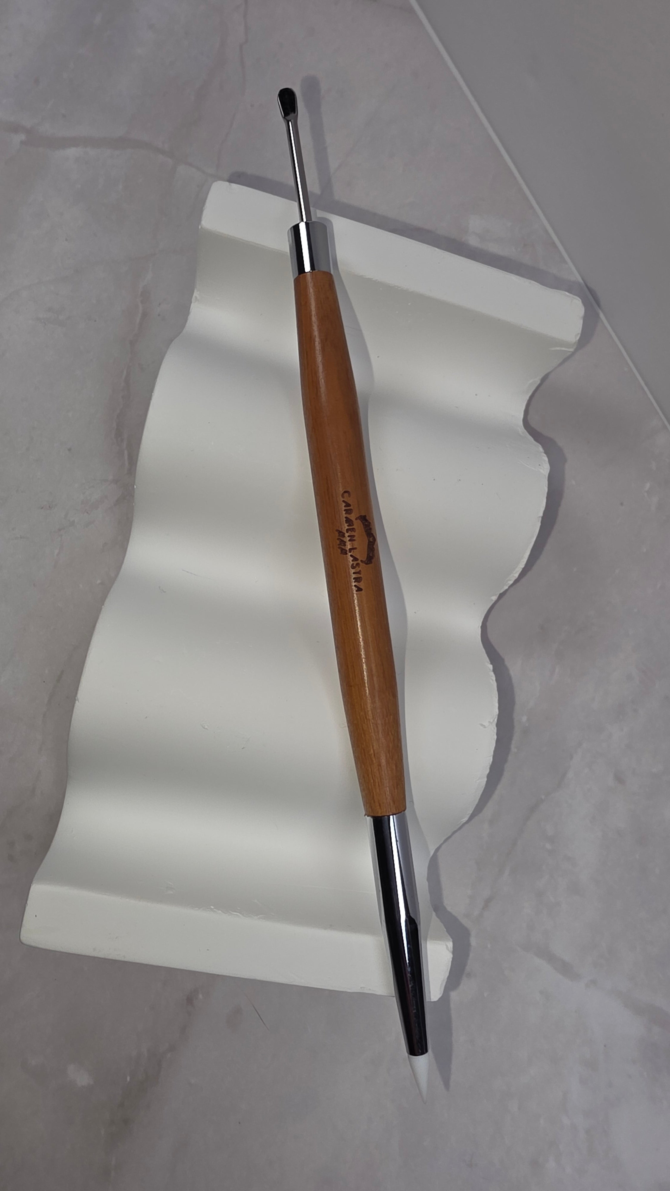 Double-ended brush for 3D nail art designs.
